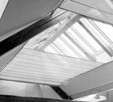 Stores à plis souples blancs confectionnés sur mesure, posés à l'horizontal pour couvrir des toit de verrière, de veranda ou de puits de lumière